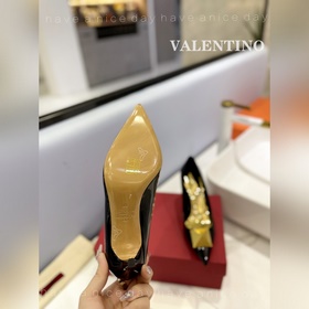 / Valentino  Новейшие туфли Элегантный стиль, создающий неповтор