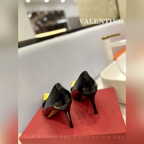 / Valentino  Новейшие туфли Элегантный стиль, создающий неповтор