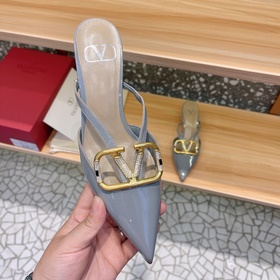 Valentino Большая V-образная пряжка на сандалиях из последней кол