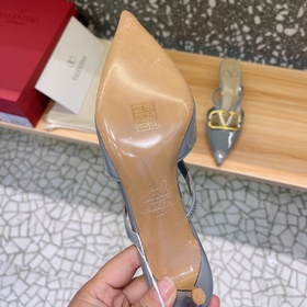 Valentino Большая V-образная пряжка на сандалиях из последней кол