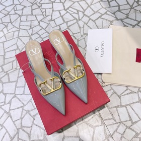 Valentino Большая V-образная пряжка на сандалиях из последней кол