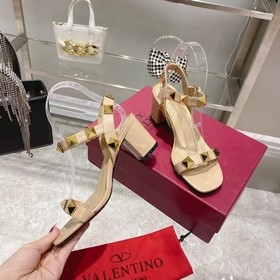 【Valen*tino】 Новая модель сандалий Valentino с заклепками, высоча