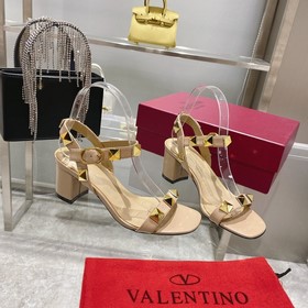 【Valen*tino】 Новая модель сандалий Valentino с заклепками, высоча
