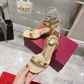 【Valen*tino】 Новая модель сандалий Valentino с заклепками, высоча