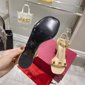 【Valen*tino】 Новая модель сандалий Valentino с заклепками, высоча