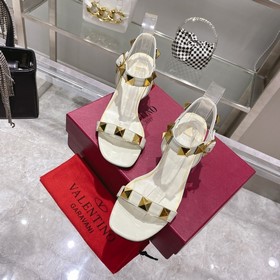 【Valen*tino】 Новая модель сандалий с заклепками от Valentino, выс
