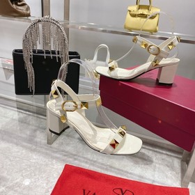 【Valen*tino】 Новая модель сандалий с заклепками от Valentino, выс