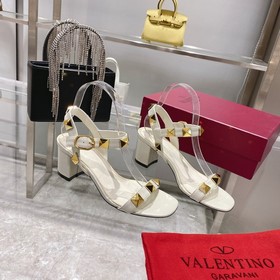 【Valen*tino】 Новая модель сандалий с заклепками от Valentino, выс