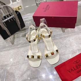 【Valen*tino】 Новая модель сандалий с заклепками от Valentino, выс