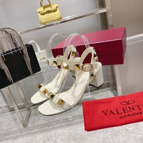 【Valen*tino】 Новая модель сандалий с заклепками от Valentino, выс