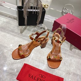【Valen*tino】 Новая модель сандалий Valentino с заклепками, высшее