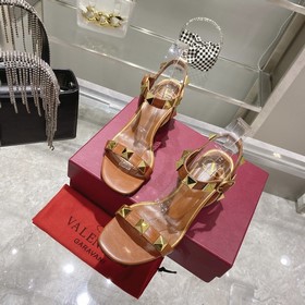 【Valen*tino】 Новая модель сандалий Valentino с заклепками, высшее