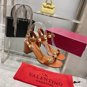 【Valen*tino】 Новая модель сандалий Valentino с заклепками, высшее