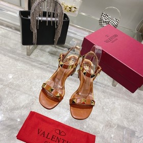 【Valen*tino】 Новая модель сандалий Valentino с заклепками, высшее