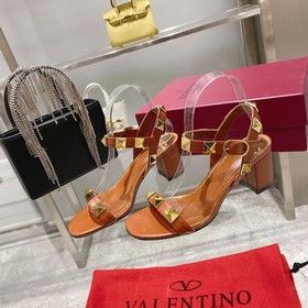 【Valen*tino】 Новая модель сандалий Valentino с заклепками, высшее