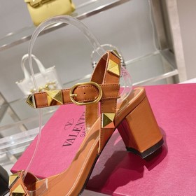 【Valen*tino】 Новая модель сандалий Valentino с заклепками, высшее