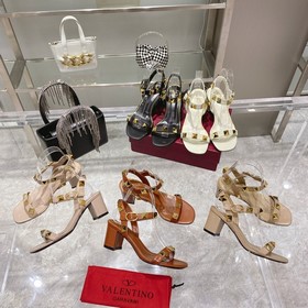 【Valen*tino】 Новая модель сандалий Valentino с заклепками, высшее