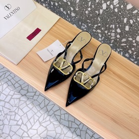 Valentino Большая V-образная пряжка на сандалиях из последней кол