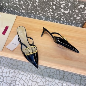 Valentino Большая V-образная пряжка на сандалиях из последней кол
