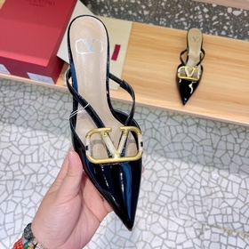 Valentino Большая V-образная пряжка на сандалиях из последней кол