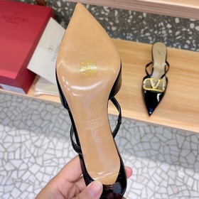 Valentino Большая V-образная пряжка на сандалиях из последней кол