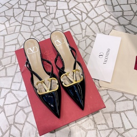 Valentino Большая V-образная пряжка на сандалиях из последней кол