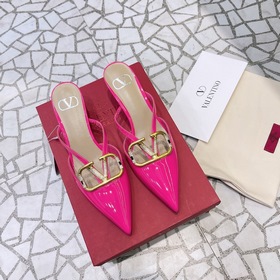 Valentino Большая V-образная пряжка на сандалиях из последней кол