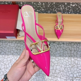 Valentino Большая V-образная пряжка на сандалиях из последней кол