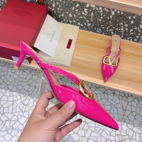 Valentino Большая V-образная пряжка на сандалиях из последней кол