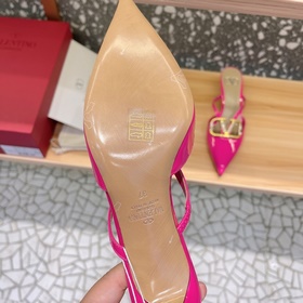 Valentino Большая V-образная пряжка на сандалиях из последней кол