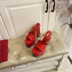 Серия VALENTINO от Valentino, новинка, представленная в финале по