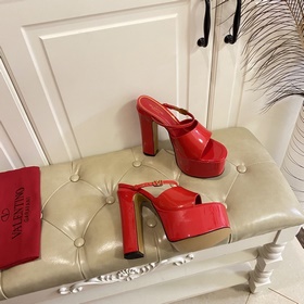 Серия VALENTINO от Valentino, новинка, представленная в финале по