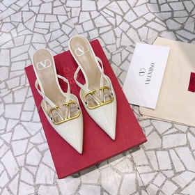 Valentino Большая V-образная пряжка на сандалиях из последней кол
