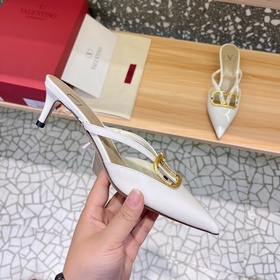 Valentino Большая V-образная пряжка на сандалиях из последней кол