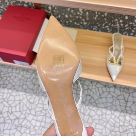 Valentino Большая V-образная пряжка на сандалиях из последней кол