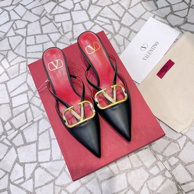 Valentino Большая V-образная пряжка на сандалиях из последней кол