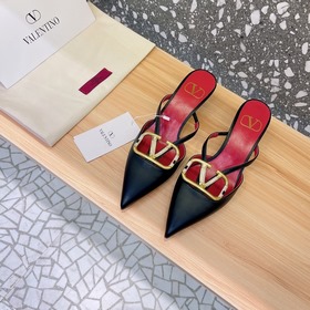 Valentino Большая V-образная пряжка на сандалиях из последней кол