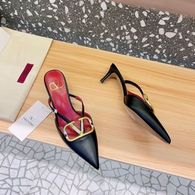Valentino Большая V-образная пряжка на сандалиях из последней кол