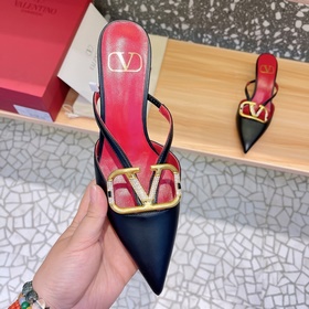 Valentino Большая V-образная пряжка на сандалиях из последней кол