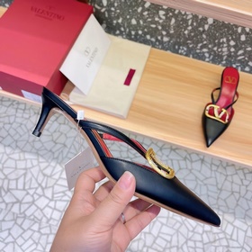 Valentino Большая V-образная пряжка на сандалиях из последней кол