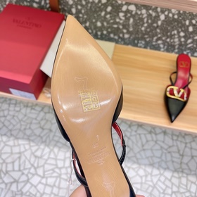 Valentino Большая V-образная пряжка на сандалиях из последней кол