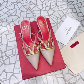 Valentino Большая V-образная пряжка на сандалиях из последней кол