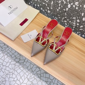 Valentino Большая V-образная пряжка на сандалиях из последней кол