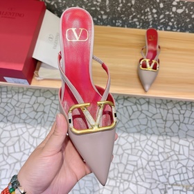 Valentino Большая V-образная пряжка на сандалиях из последней кол