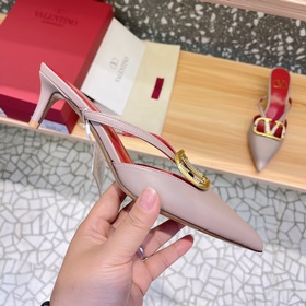 Valentino Большая V-образная пряжка на сандалиях из последней кол