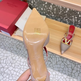 Valentino Большая V-образная пряжка на сандалиях из последней кол
