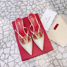 Valentino Большая V-образная пряжка на сандалиях из последней кол