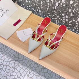 Valentino Большая V-образная пряжка на сандалиях из последней кол