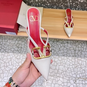Valentino Большая V-образная пряжка на сандалиях из последней кол