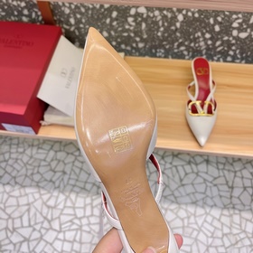 Valentino Большая V-образная пряжка на сандалиях из последней кол
